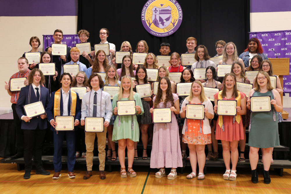 group photo of honors seniors