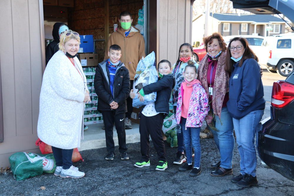 ES students deliver their items to Community Action