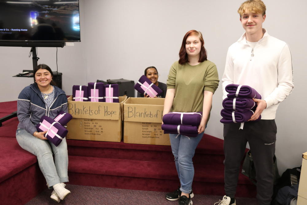 students hand out blankets of hope