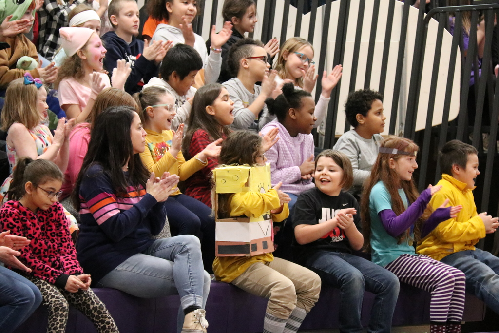 students cheer the performers