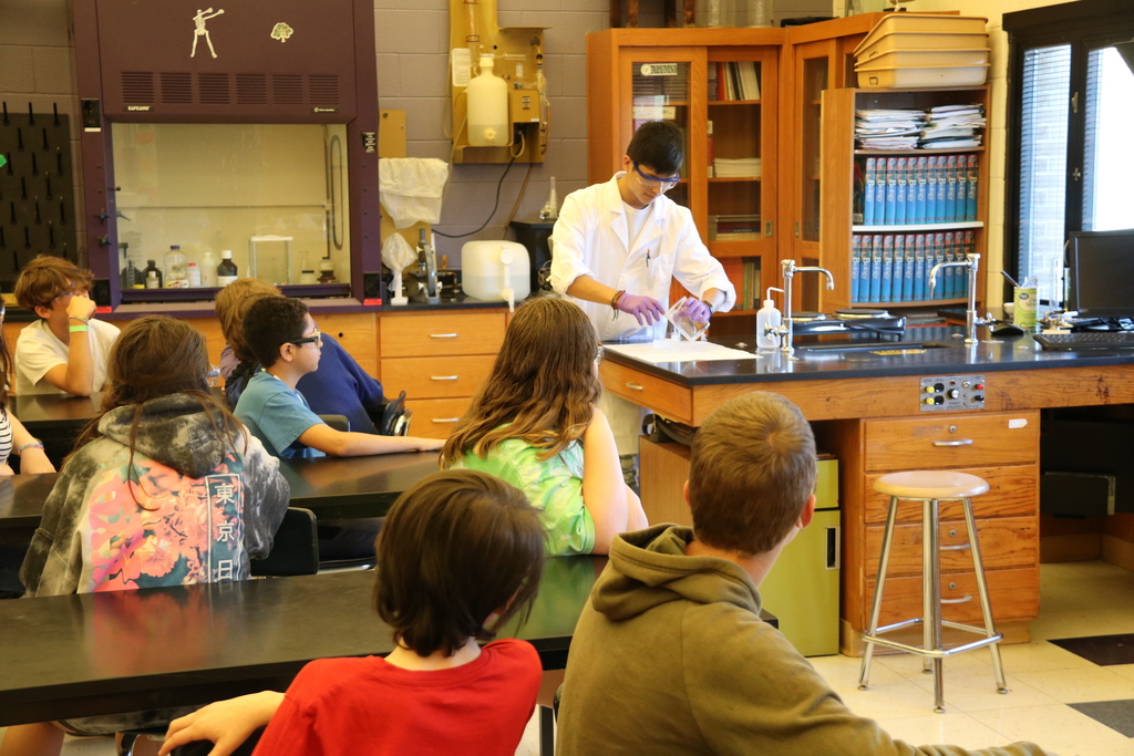 MS students watch a HS experiment