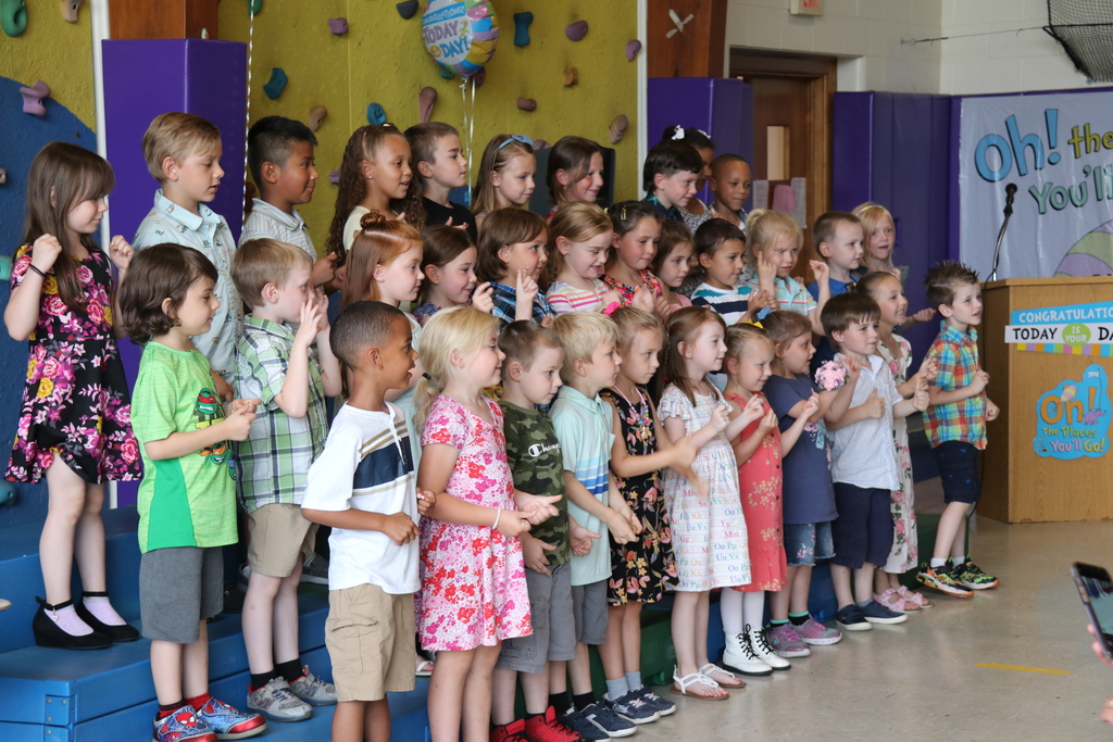 kindergarteners sing a song