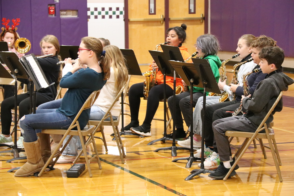 5th grade band performs
