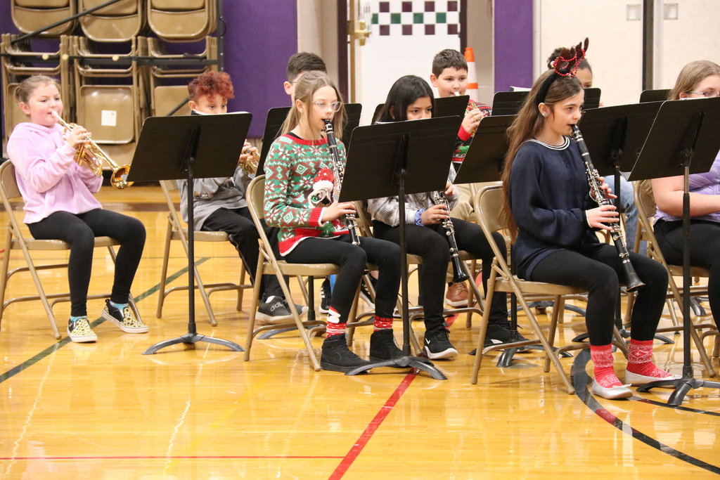 5th grade band performs